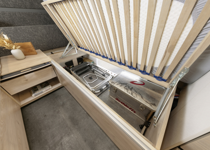Campolife-Dethleffs-Camper-460EL-bergruimte-onder-bed