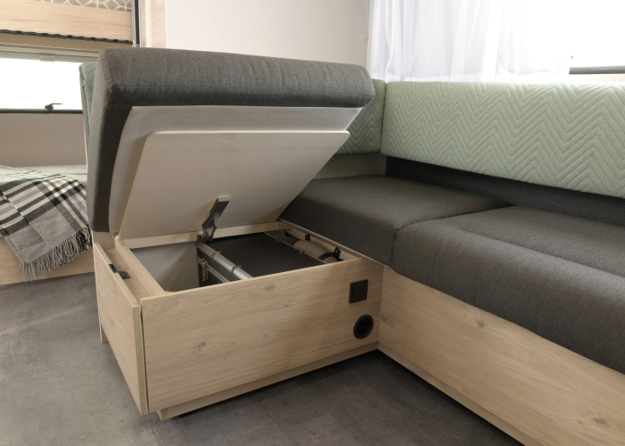 Campolife-Dethleffs-Camper-560-FMK-zitgedeelte-bergruimte