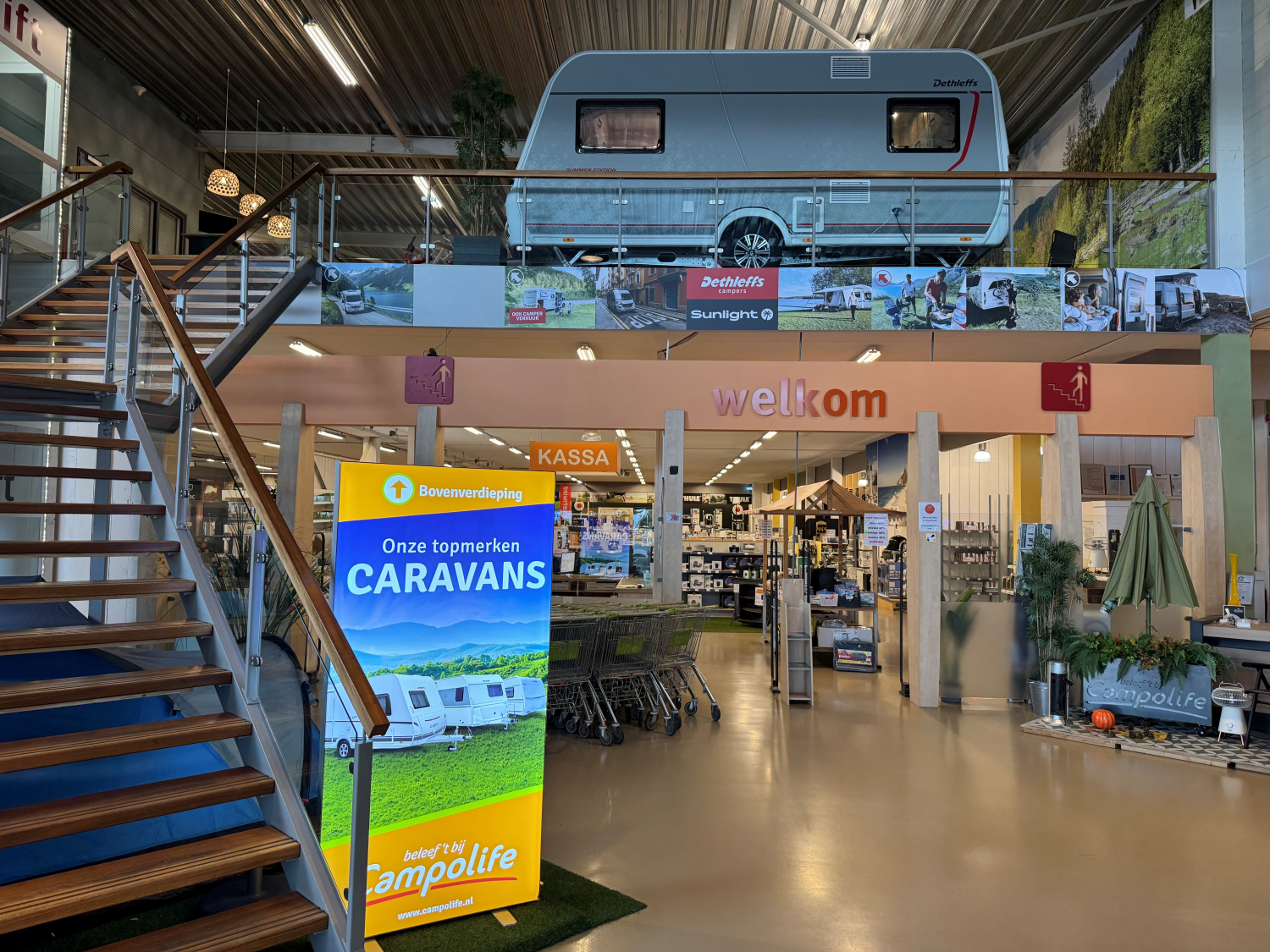 Campolife-ingang-met-caravan-eerste-etage