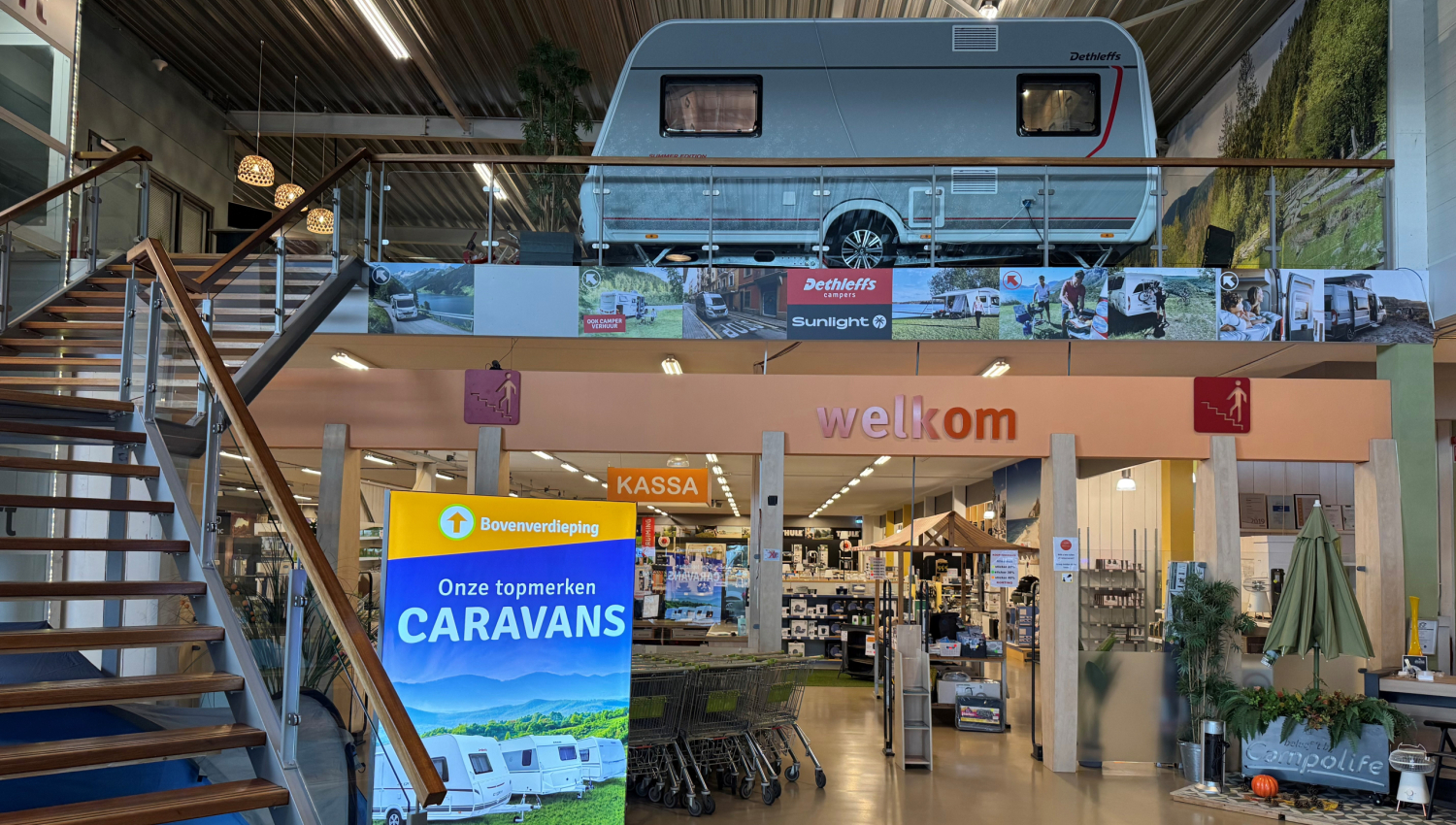 Campolife-ingang-met-caravan-eerste-etage