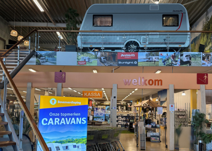 Campolife-ingang-met-caravan-eerste-etage