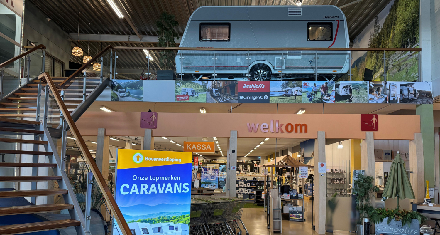 Campolife-ingang-met-caravan-eerste-etage
