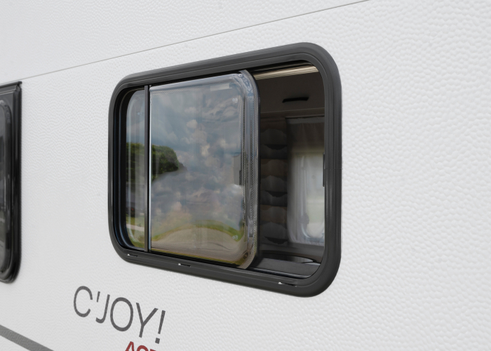 Dethleffs C'Joy 460 LE schuifbaar keukenraam