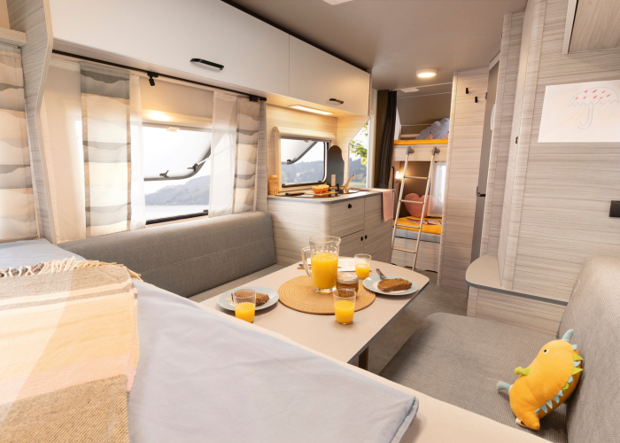 Dethleffs-CJoy-480-QLK-2026-Campolife-zitgroep-plus-stapelbed