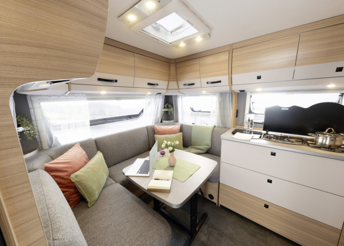 Dethleffs-Camper-470-FR-SummerEdition-rondzit-en-keuken