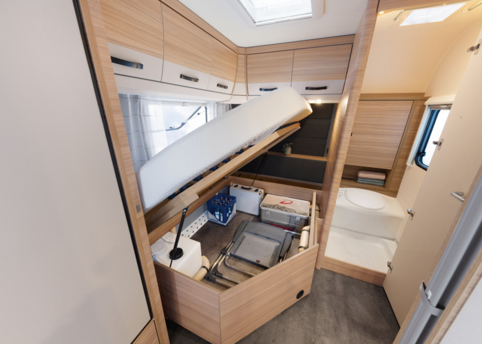 Dethleffs-Camper-470-FR-SummerEdition-berging-bed-en-toilet
