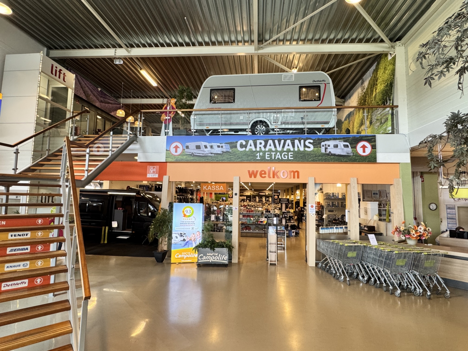 Ingang winkel met caravan en camper