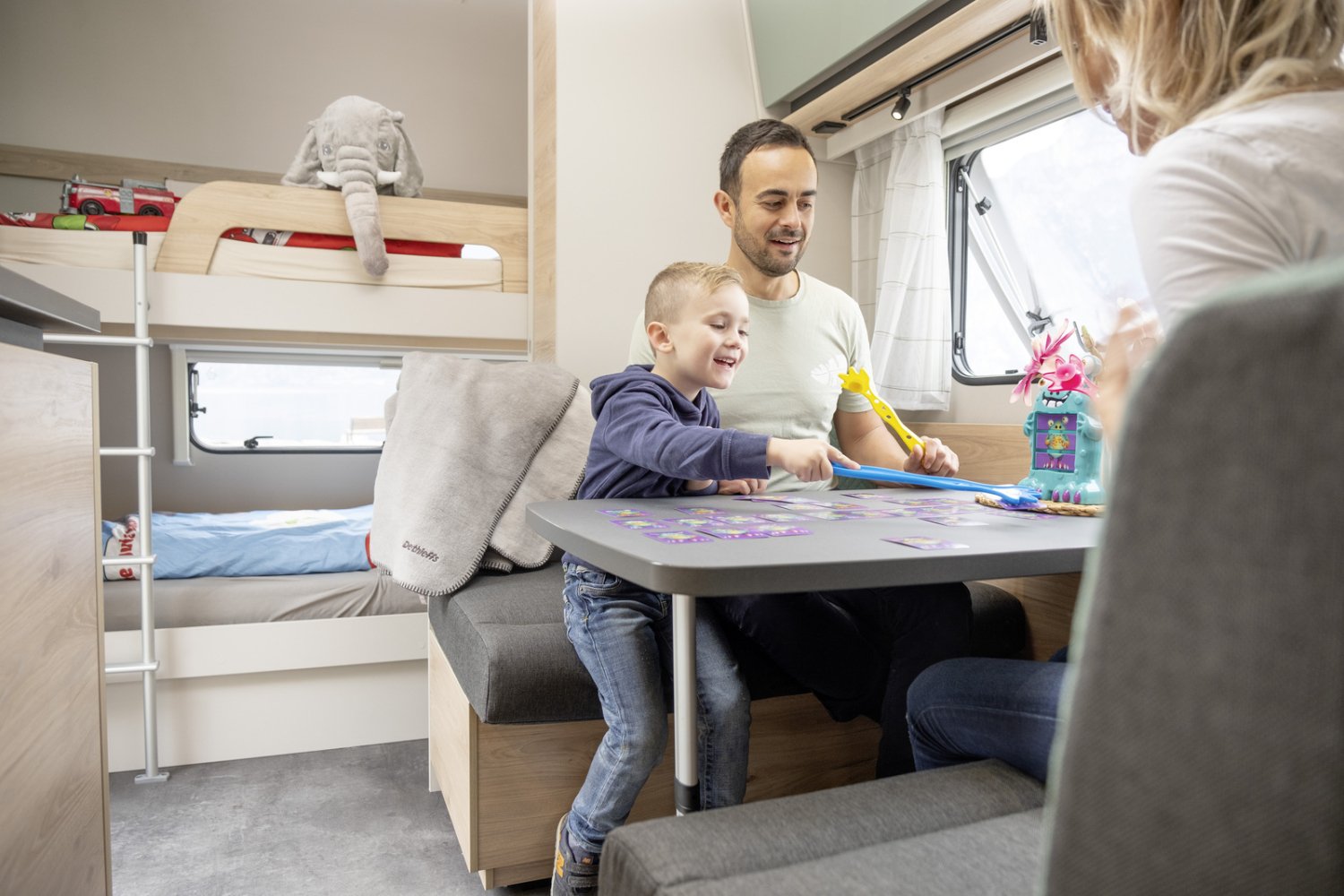 caravan-met-stapelbed-campolife-bekijk-modellen-binnen